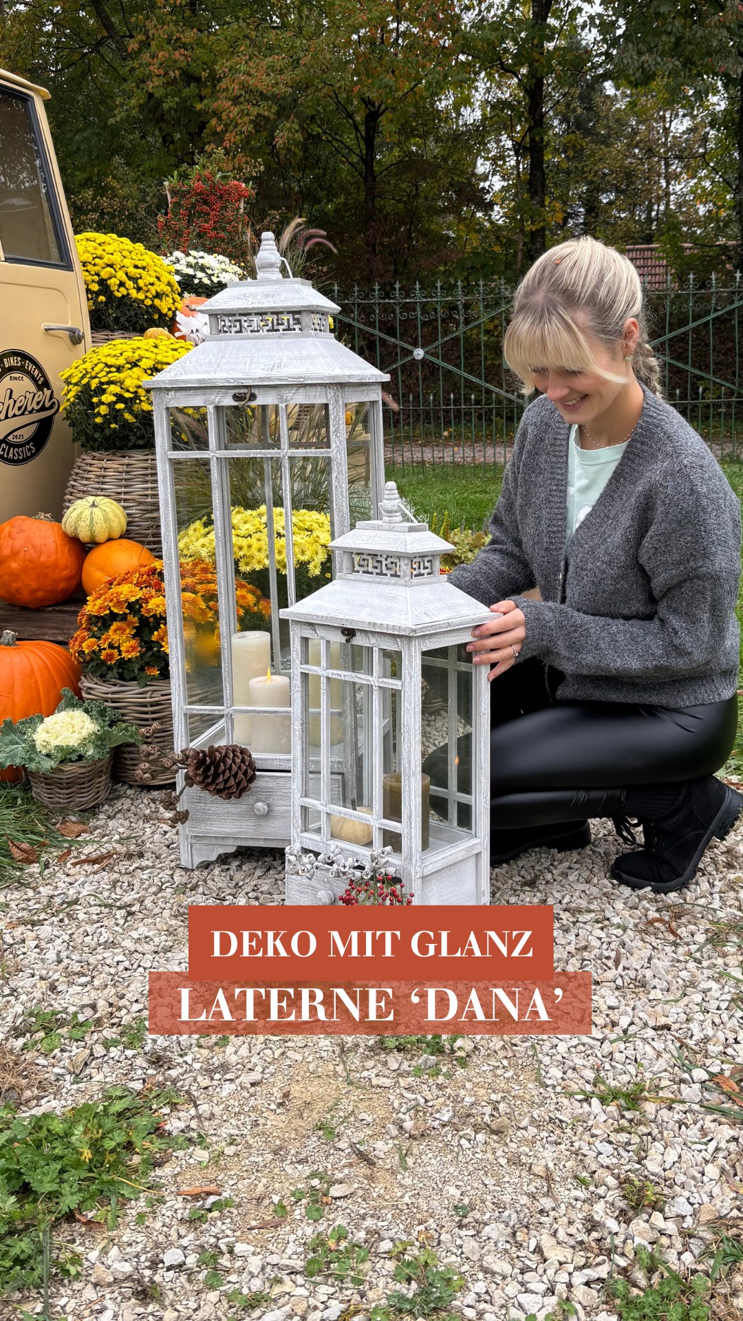 ✨ Gemütlichkeit pur! Die Laterne 'Dana' bringt nicht nur stimmungsvolles Licht, sondern auch echte Wohlfühl-Atmosphäre in Dein Zuhause. Ob drinnen oder draußen – perfekt für gemütliche Herbstabende.