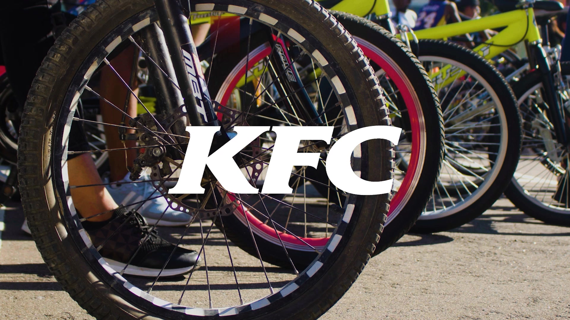 🏁 𝐈𝐬 𝐣𝐨𝐮𝐰 𝐤𝐢𝐝 𝐫𝐞𝐚𝐝𝐲? De KFC Kids Race komt eraan! 🚴‍♀️ Zaterdag 28 feb ...
