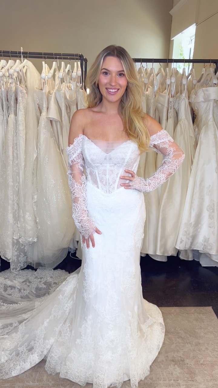 nontraditional wedding dresses Non-traditional for our non-traditional brides! From unlined bodices, pops of color, faux two pieces, to high slits- we have dresses for every bride! Call or go online to schedule your bridal Boho Wedding Dresses | prseptedit Größe:Größe 16W Dramatic