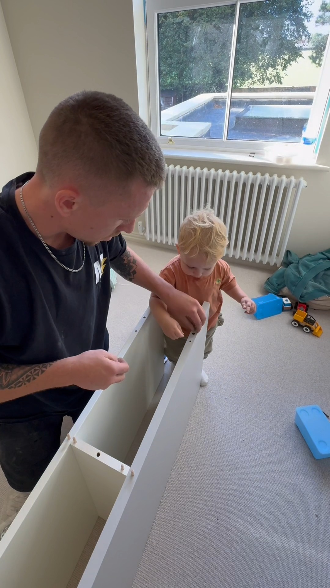Playtime made easy! 🎨✨ Our DUNDRA activity table with built-in