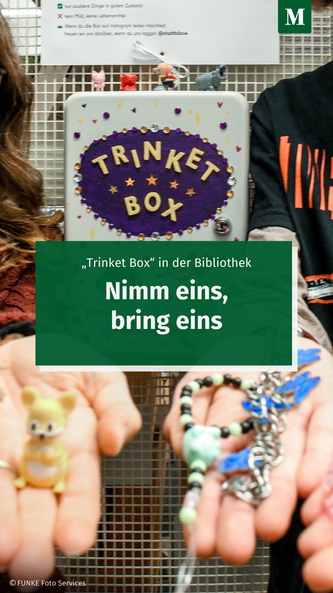 Ein bunt beklebter Metallkasten hängt seit Kurzem in der @stadtbibcw – eine sogenannte „Trinket Box“. Außen funkeln kleine Strasssteine, Herzchen und Sterne kleben dazwischen, daneben ein Sticker: