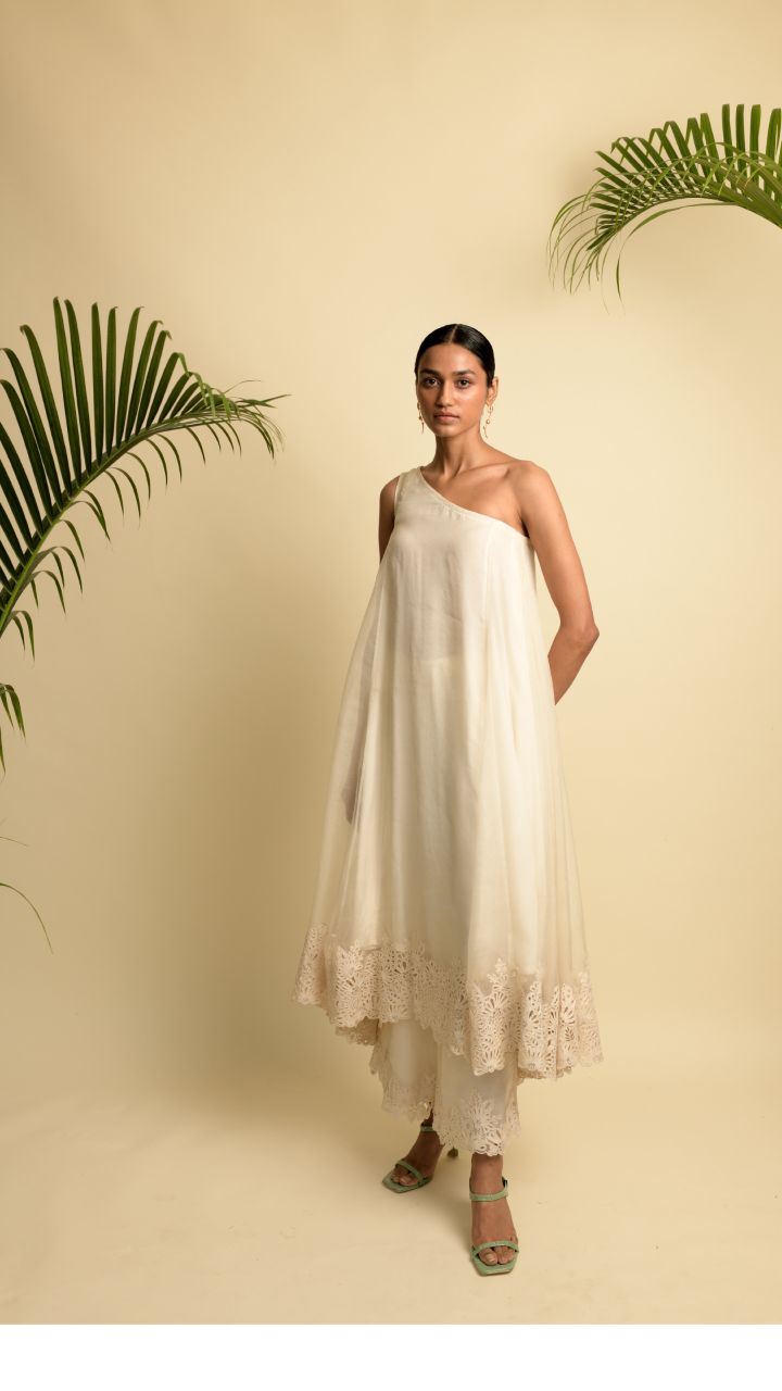 karishma designer dresses Luxury begins where machines stop. Every stitch, every detail, every finish—crafted by hand, made to be treasured., #KarishmaKhandujaBareilly, [Karishma Khanduja, Handmade Couture, Luxury Fashion, Size:2XL/3XL 55' Long Wedding Dress karishma bridal studio Amarra 89405 | Backless