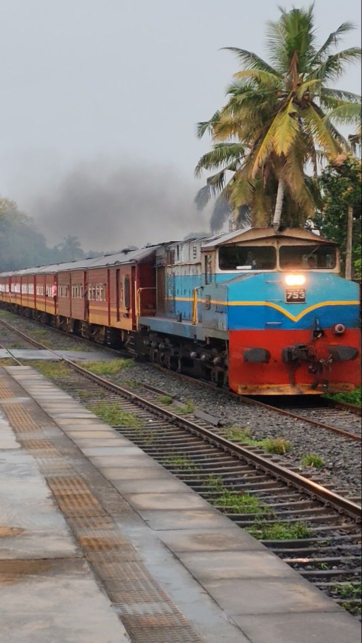 බංගේ පුත්තලම බලා ♥️/Puttalam bound express train with Class M4 Canadian ...
