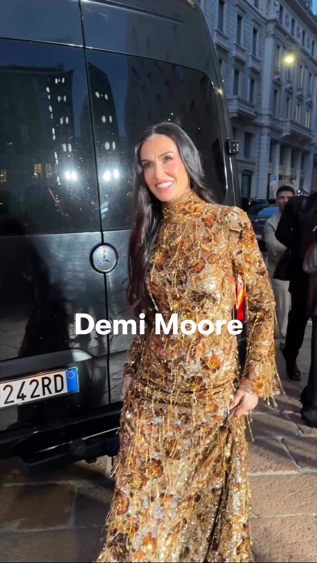 demi moore gucci gold dress bei der Filmpremiere von während der #MailandFashionWeek 🖤 | VOGUE Germany SHI-MQ