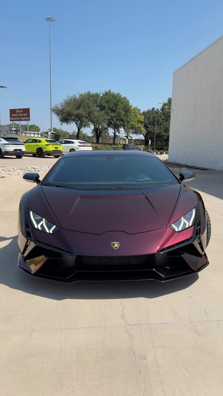 Midnight, electrified. This 2024 Huracán Tecnica wears custom