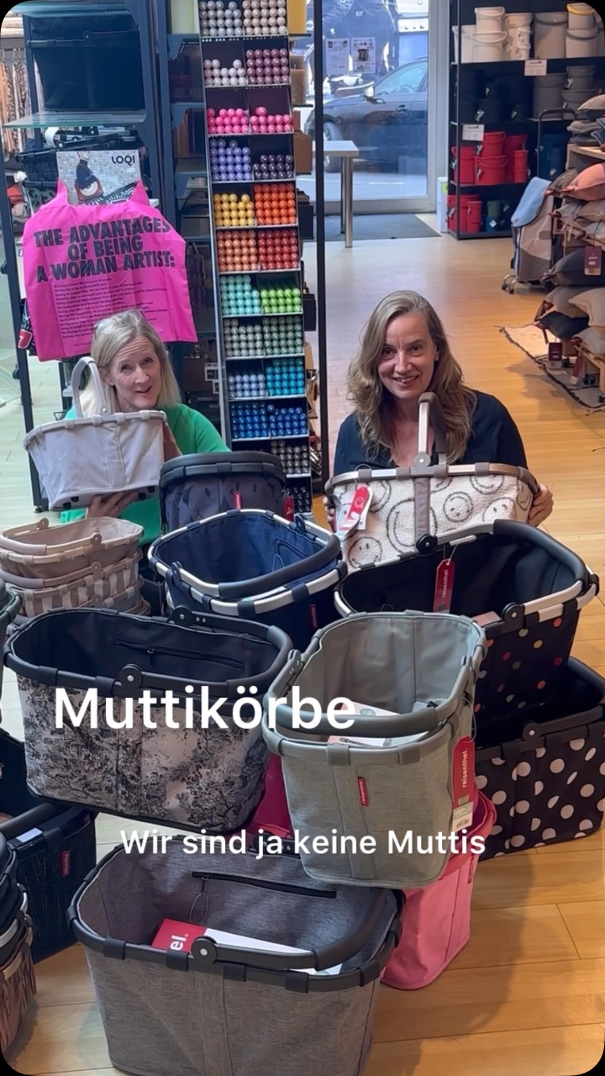 👶 Wir sind keine Muttis … wir sind Mamas! 😄, Aber eins haben wir trotzdem:, Eine riesige Auswahl an den berühmten “Mutti-Körben”., Falls ihr euch jetzt fragt:, “Was bitte ist ein Mutti-Korb?”, Keine