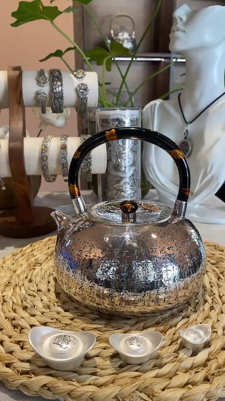 手工錾刻不是机器货，懂行的茶友一眼就看中。#银壶#非遗文化#高端茶具