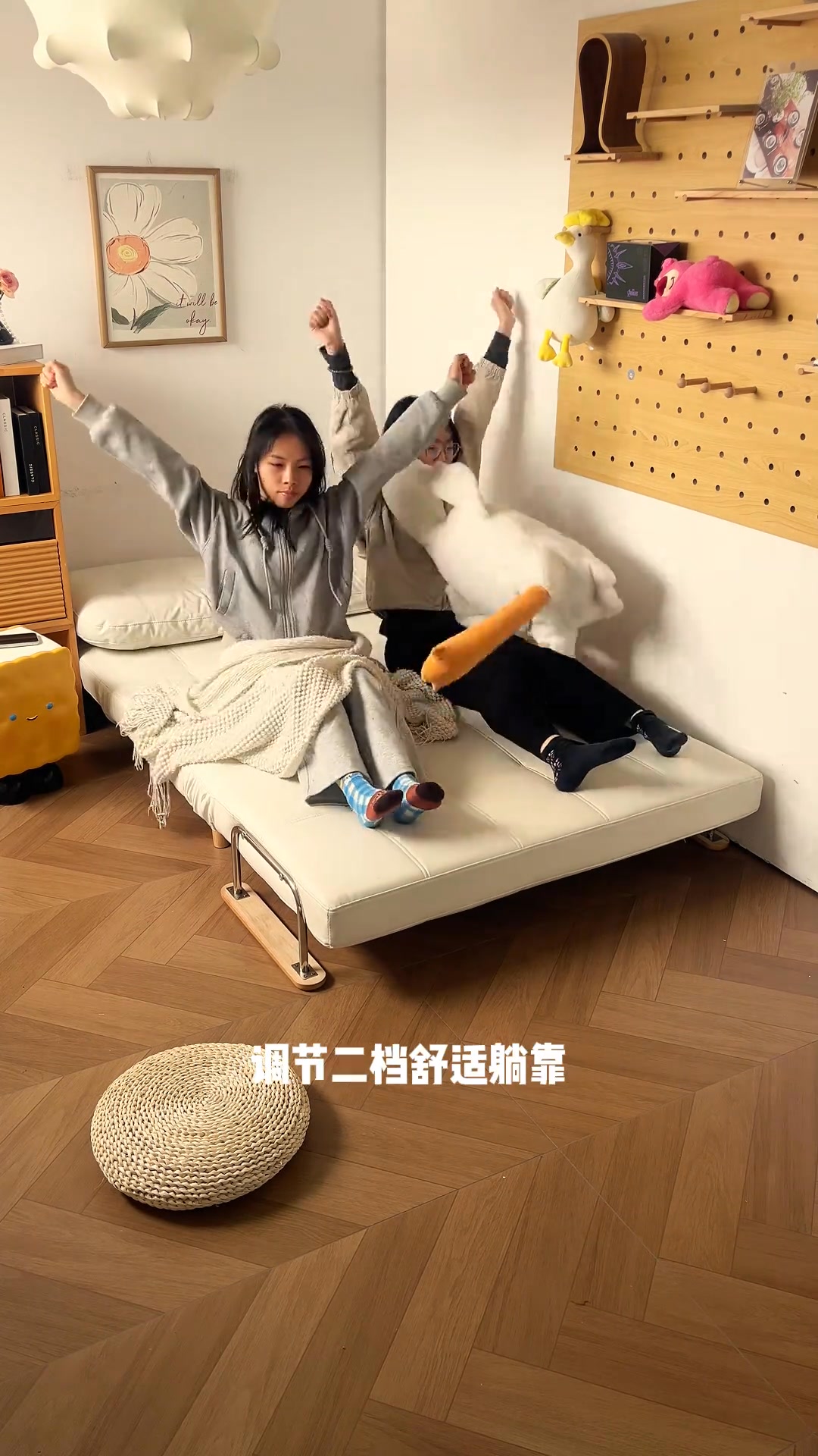 懶人改造法:1㎡塞下折疊沙發,秒變客臥用 姐妹們思路打開?網購才不會踩坑… 占地0.8平的小沙發秒變小床的空間擴容術?? —— 白天 就是張小 ...