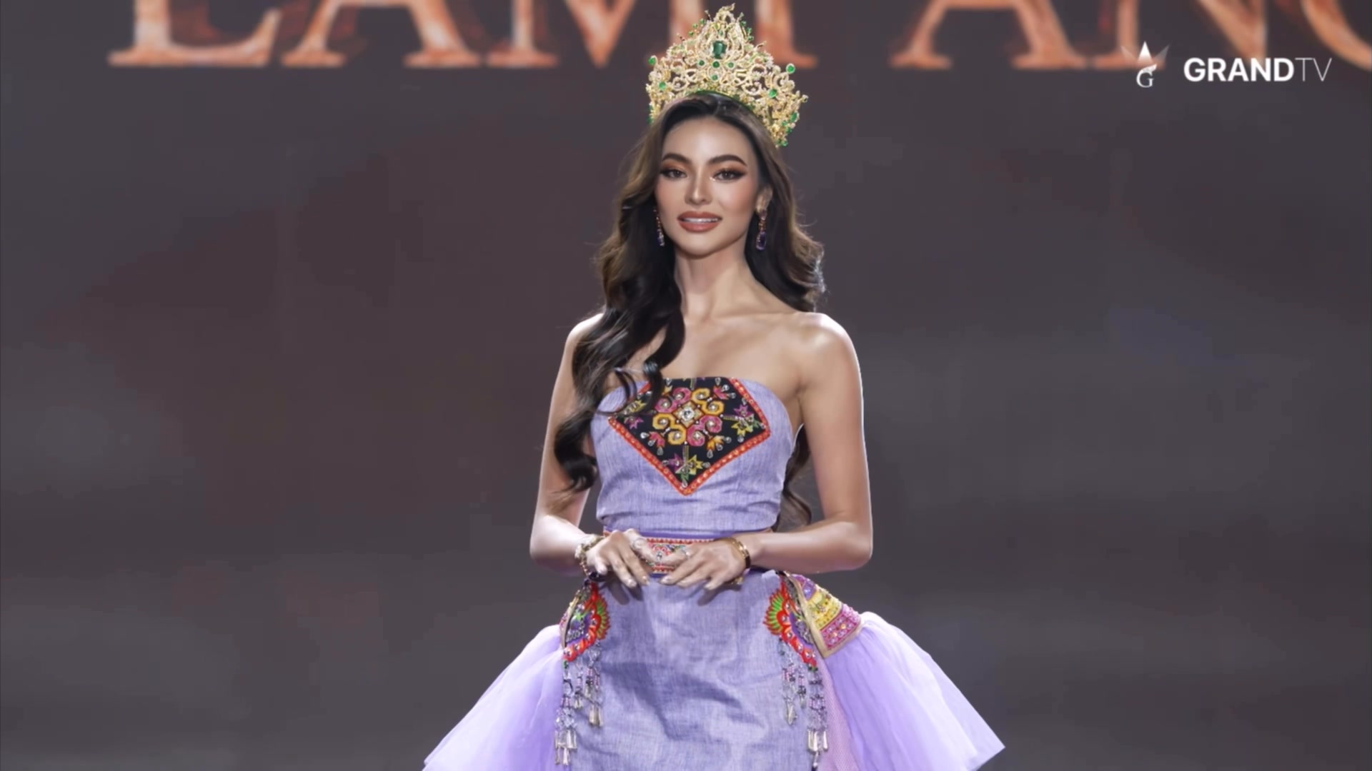 the-mgi-2025-queens-graced-the-stage-in-elegant-modern-lanna-attire-as