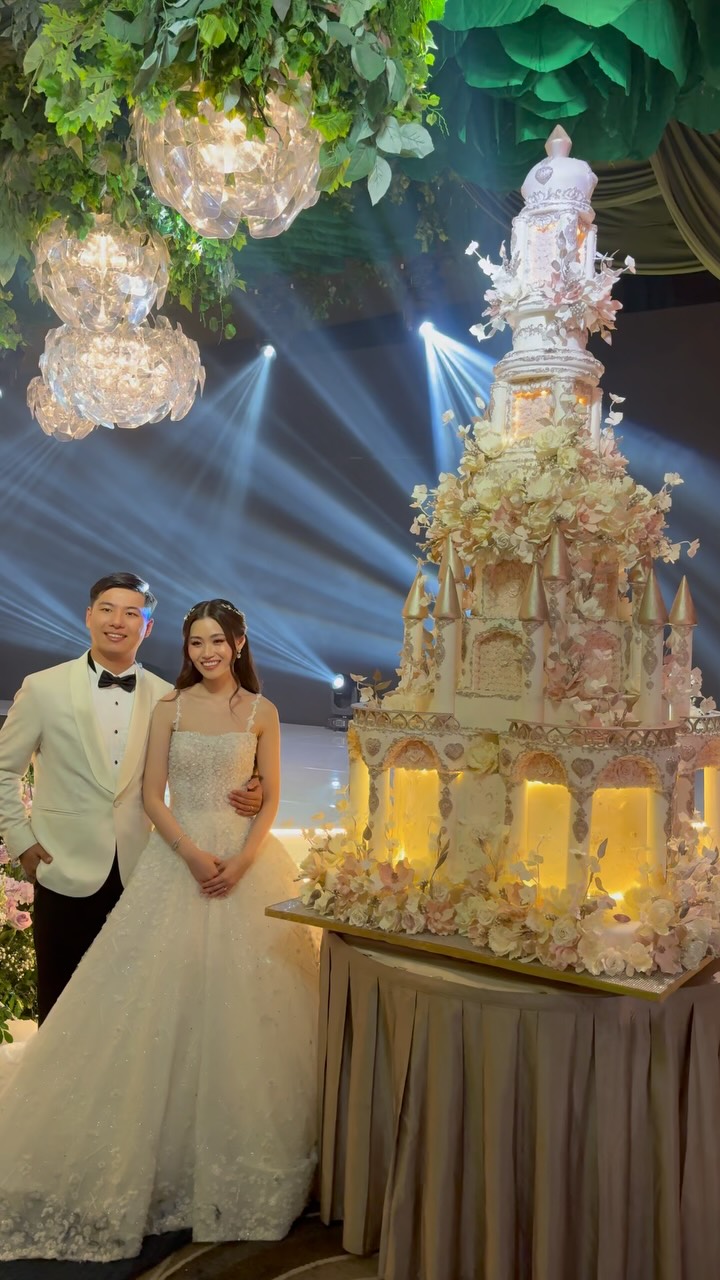 This 7 feet tall sugar creation is the perfect centerpiece for your wedding party. ❤️, #customcakesmanila #birthdaycakesmanila #honeyglazecakes #weddingcakesphilippines #weddingcak