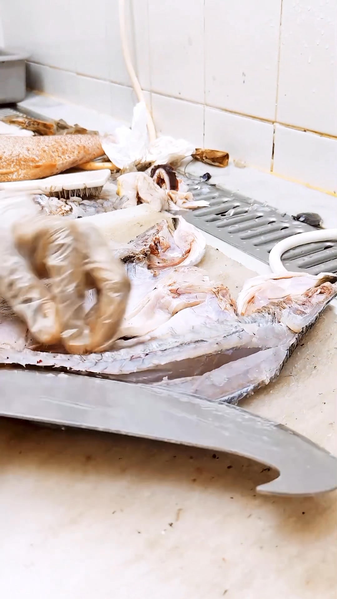 Get ready for flavor all the way to the bone! 🐟 🔥 This Fresh Split Sea ...