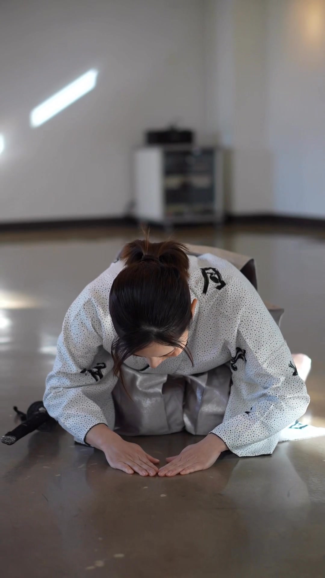 Bow (Ojigi) Bowing is one of my favorite gestures. In Japanese