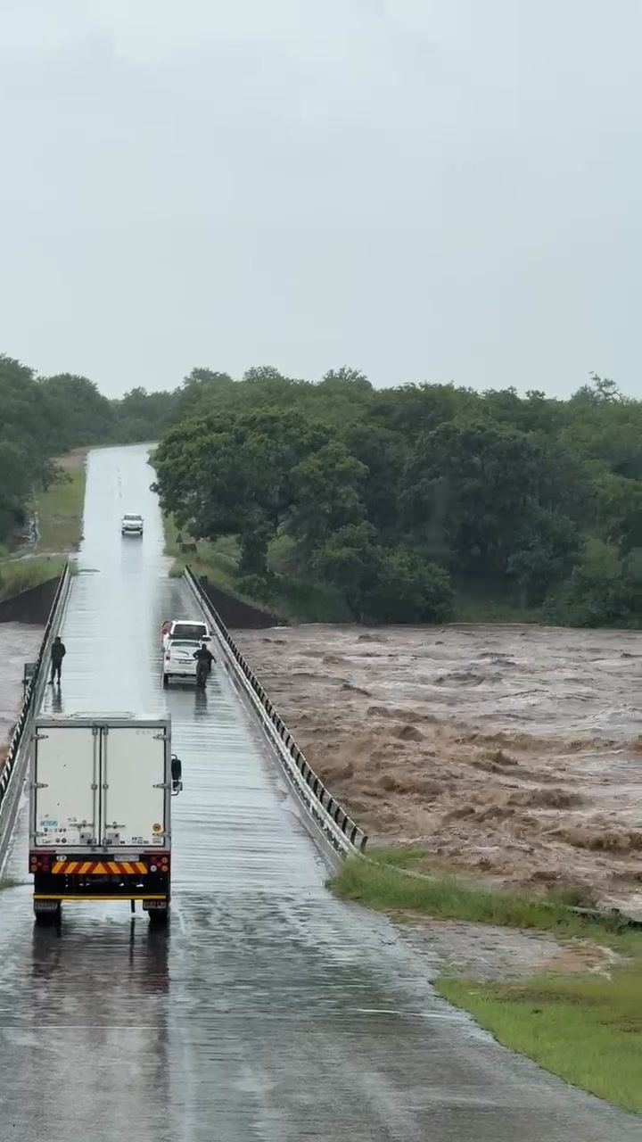 Letaba High level bridge 13 - 01 - 2026 before it was closed Video Matt ...