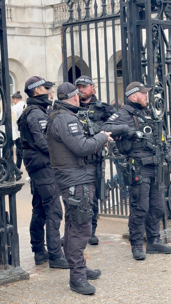 MOD Officers at Horse Guards #Respect #london #police #fblifestyle | Ma ...