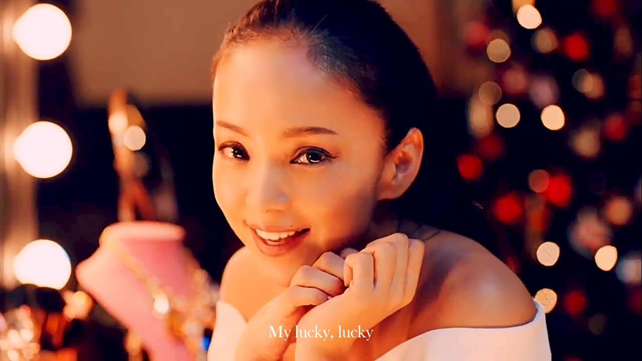 安室奈美恵が初挑戦したVRミュージックビデオは、場面ごとに衣装を替え 