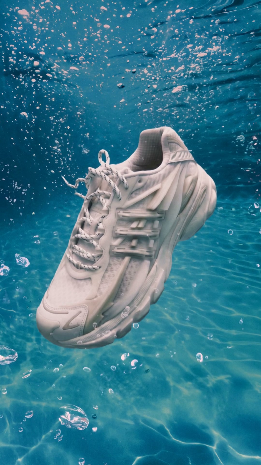 The VIRGINIA Jellyfish silhouette returns in Triple White