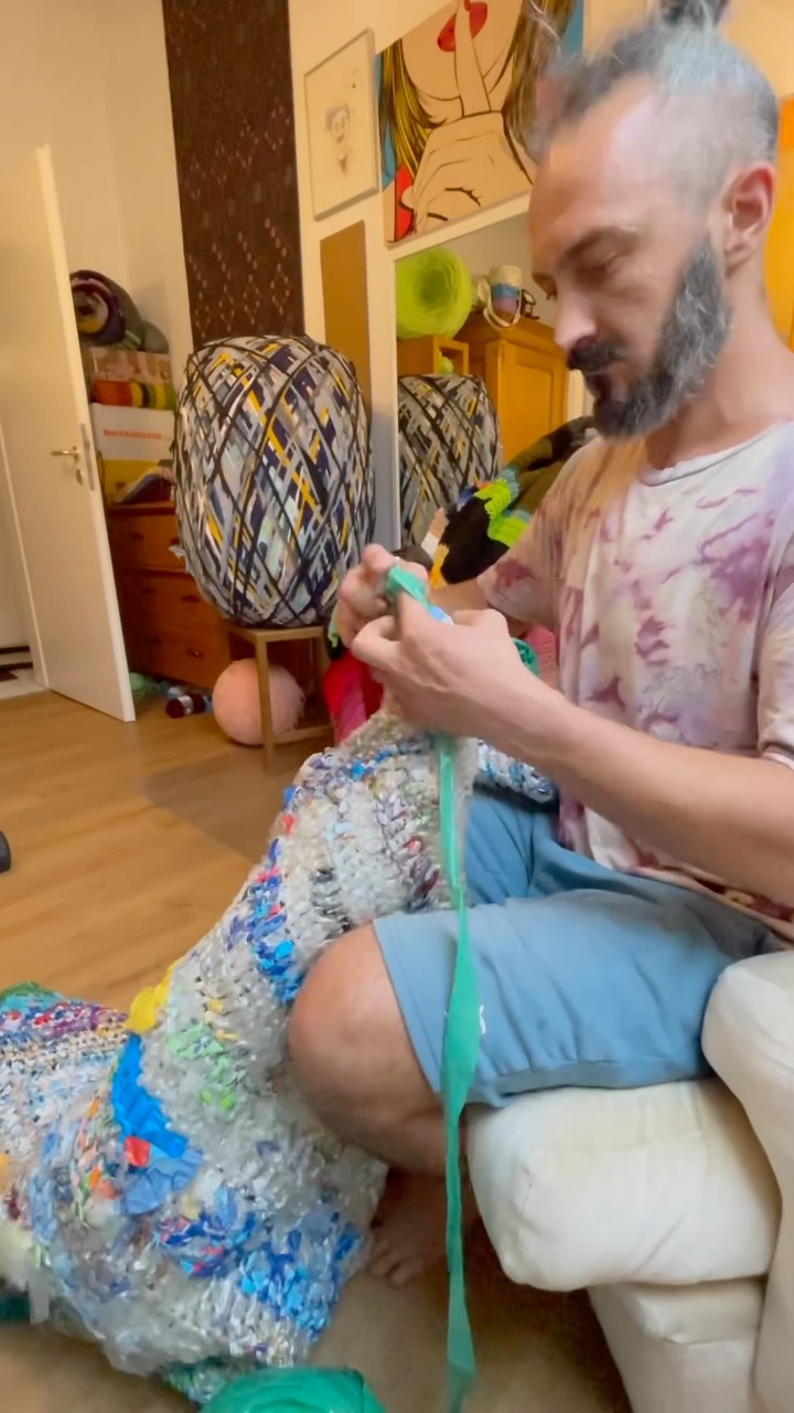 Die Plastikdecke wächst weiter 🧶🔥, Plastik werfen wir ganz viel täglich weg. Was wir aber daraus machen könnten wissen wir oft gar nicht 🥹🥲🥳 | Alex Cio