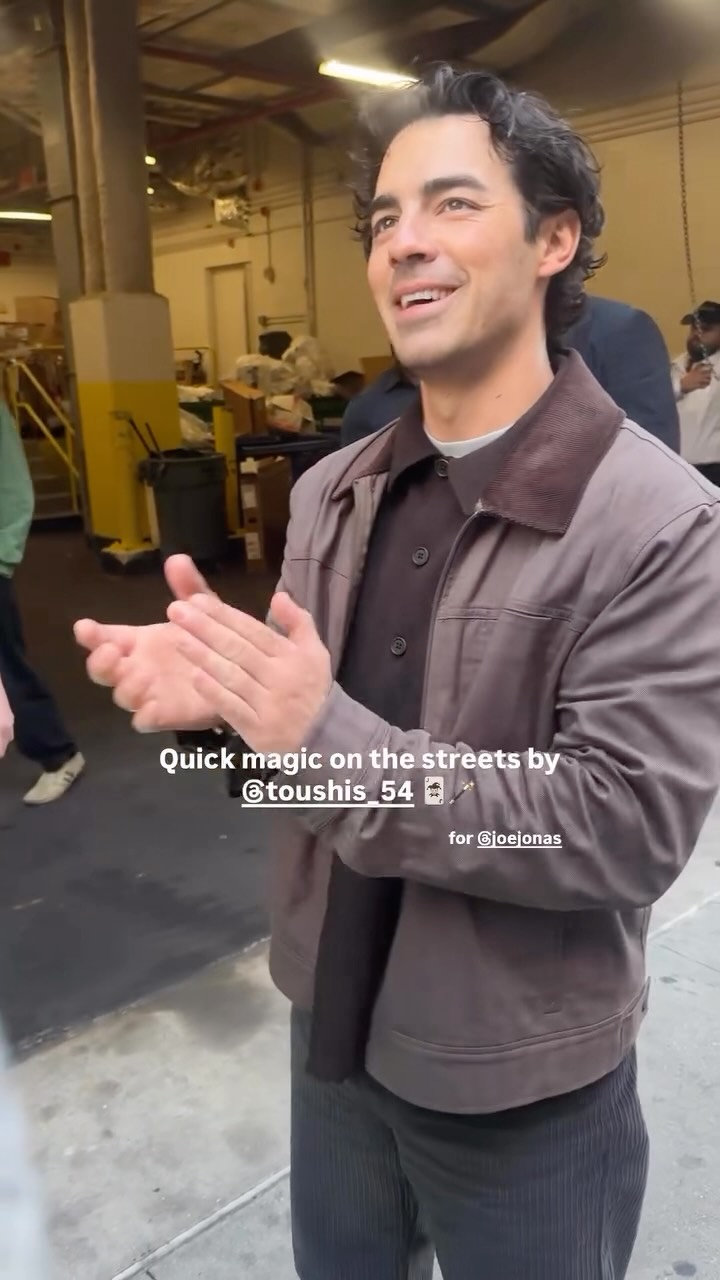 Joe Jonas being shown a magic trick tonight in New York 📸: human