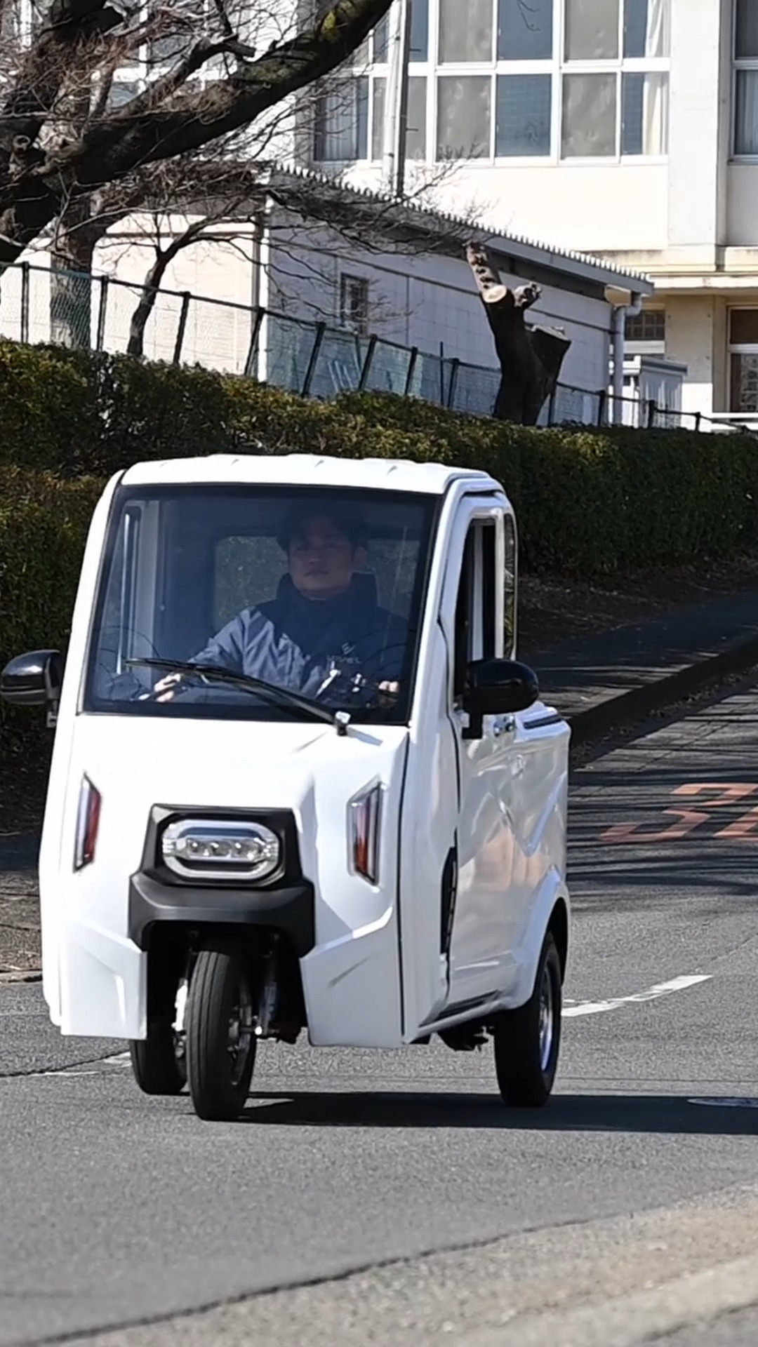 ビベルトラック 走行動画公開 電動で走る、屋根付き三輪のEVトライク 「ビベルトラック」の実走行シーンです。 普通免許で運転OK 電動だから ...
