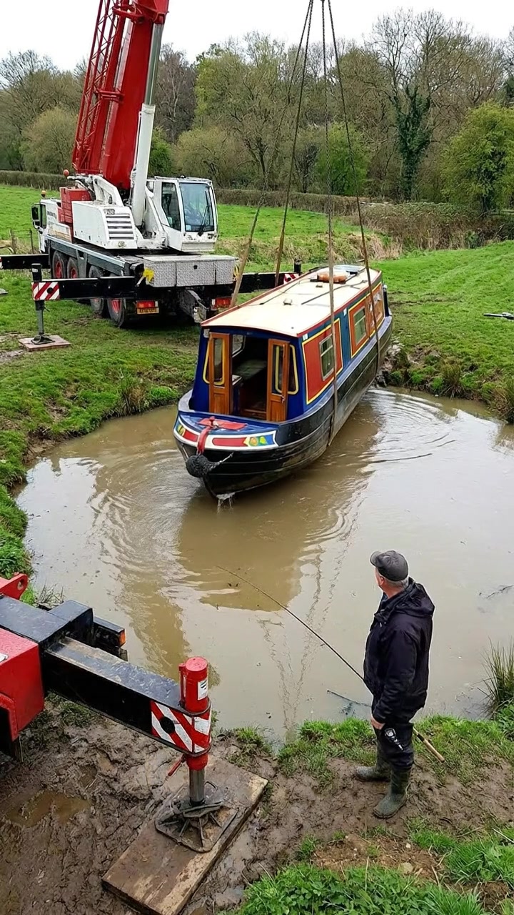 Craning a narrowboat into a small pond. #canal #narrowboat #canalboat # ...