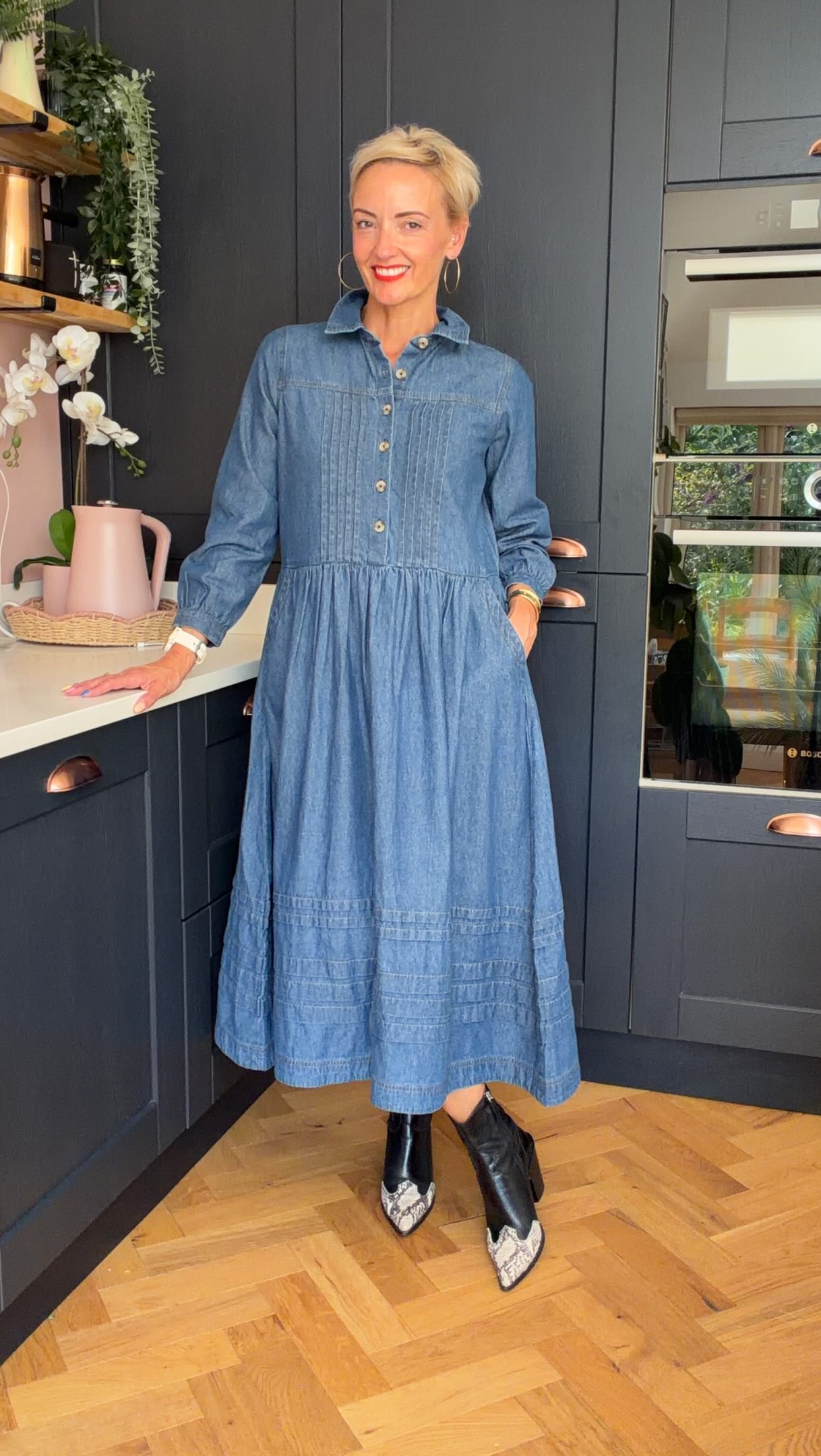 We could list endless things we love about this dress but we’ll let @stylewithwisdom do the talking 📣 This button down, relaxed fit denim dress will see you through to Autumn-Winter with endless 