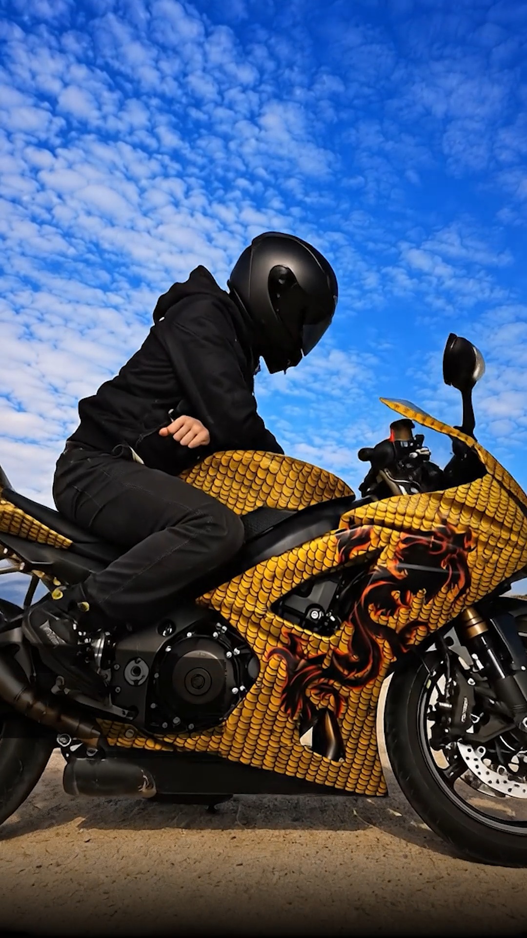  golde dragón Watch this Suzuki GSXR1000 come alive with our Chiao Dragon Fire