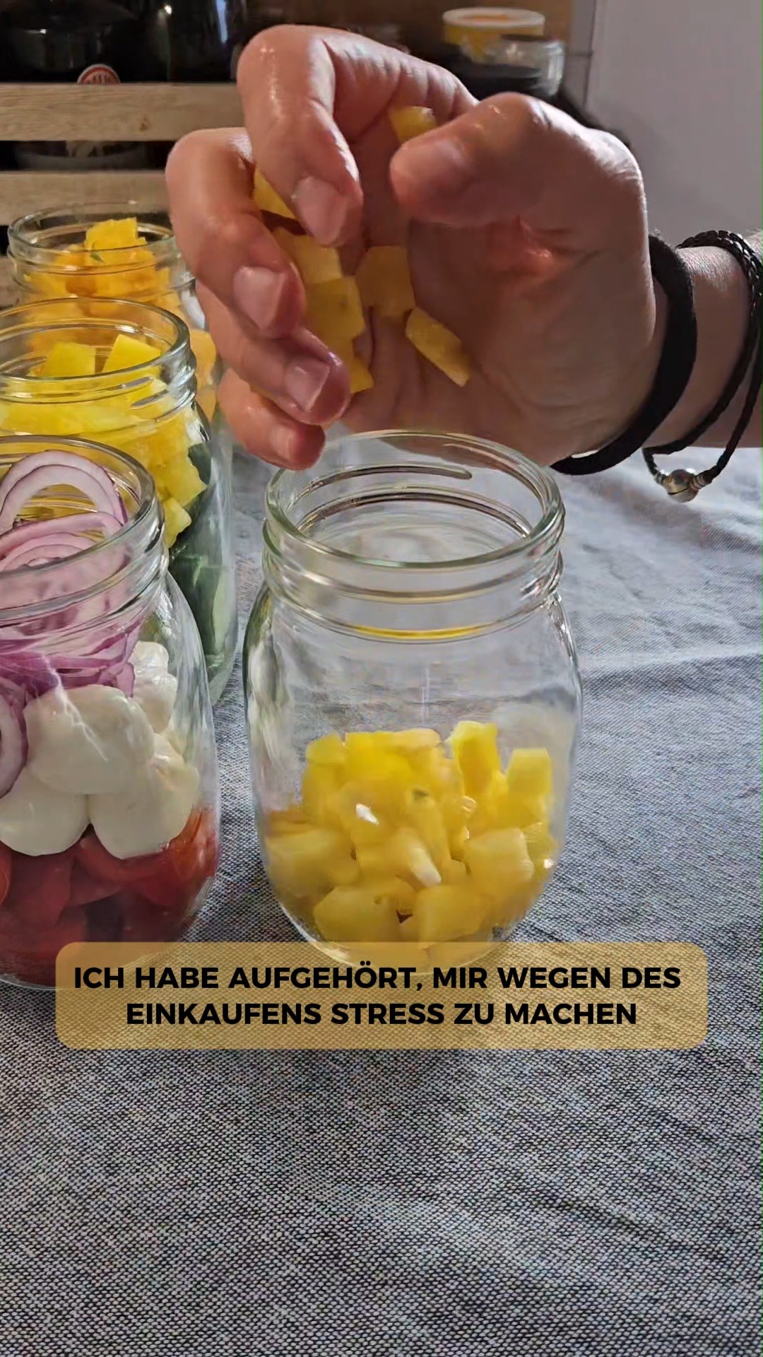 Kein Stress mehr darüber, was im Kühlschrank liegt., Alles bleibt länger frisch – dank Vakuum., Du kannst Gemüse und Obst im Voraus vorbereiten und jederzeit verwenden., Das spart Zeit und reduziert