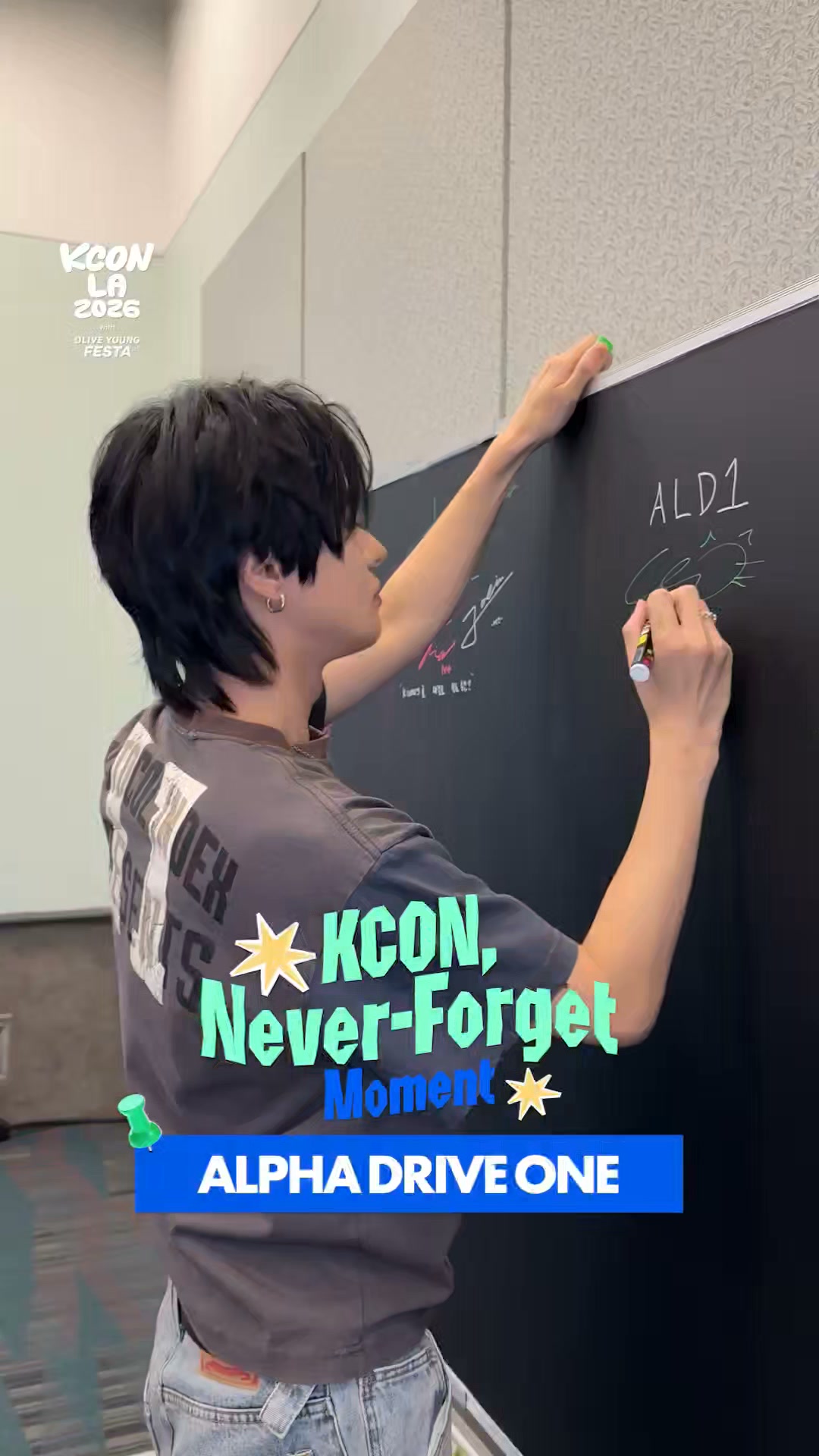 ALPHA DRIVE ONEのメンバーをKCON JAPAN 2026の舞台裏でキャッチ