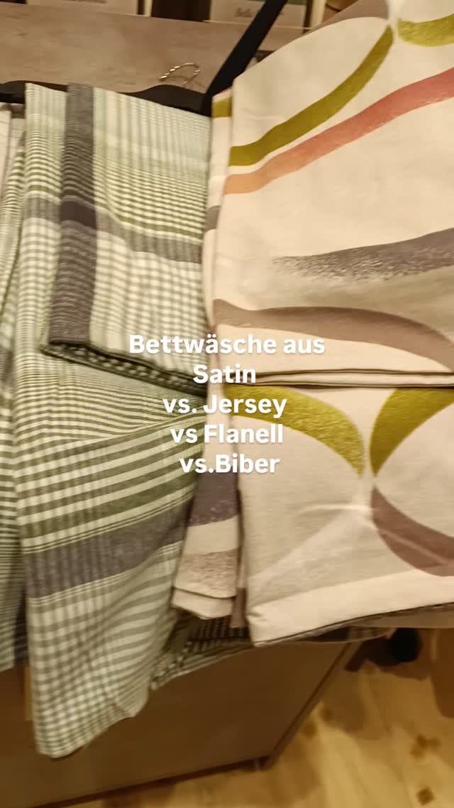 Kennst Du die Unterschiede zwischen Satin, Jersey, Flanell und Biber? ⬇️ Hier erklären wir die Unterschiede:, ✨ Satin vs. Flanell vs. Jersey vs. Biber: Qualität und Preis im Vergleich ✨, 🛏 Satin: