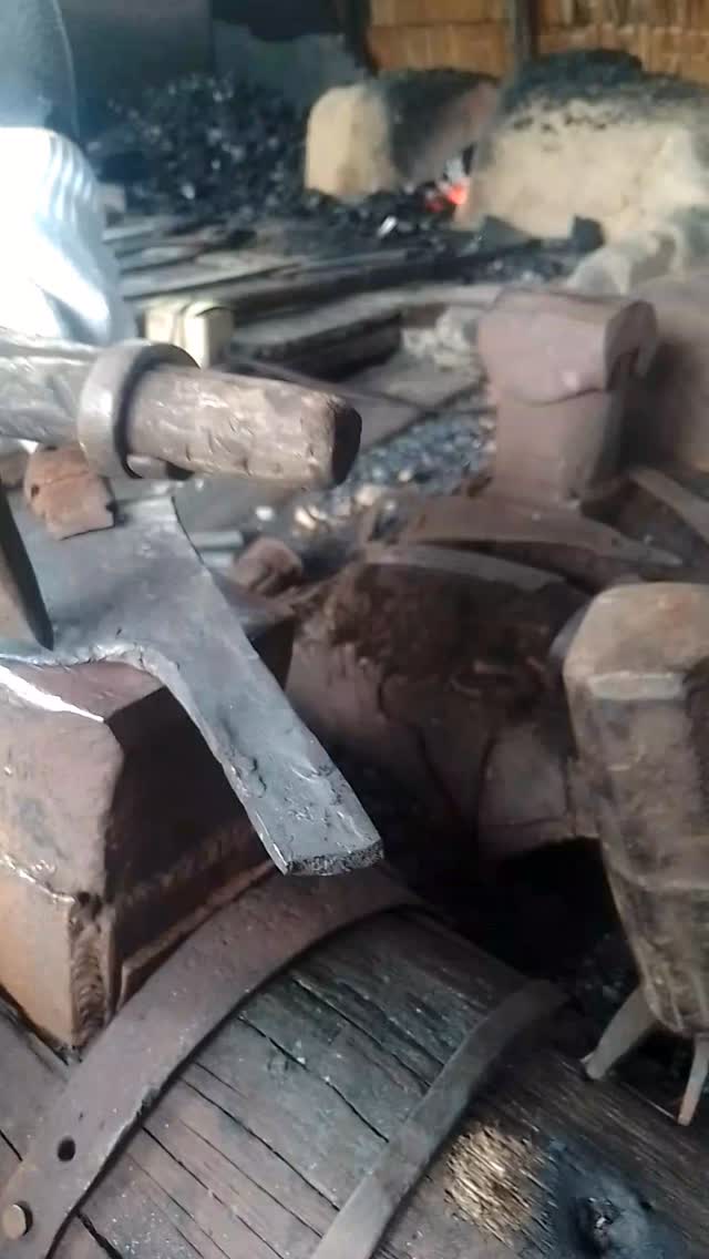Follow untuk lihat proses pande besi asli tiap hari 🔥 Parang, kapak ...