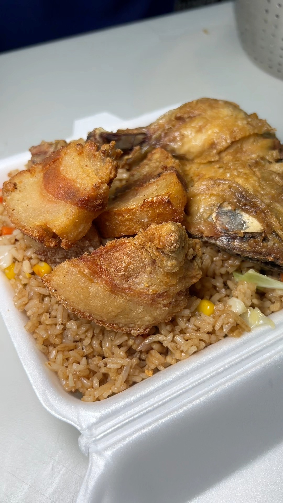 Overload Chao fan rice na may 2 toppings ng ulam sa dinadayong kainan ...
