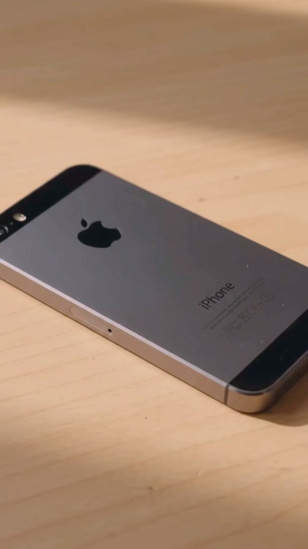Remember the iPhone 5s? 🍎✨ A small phone that created millions