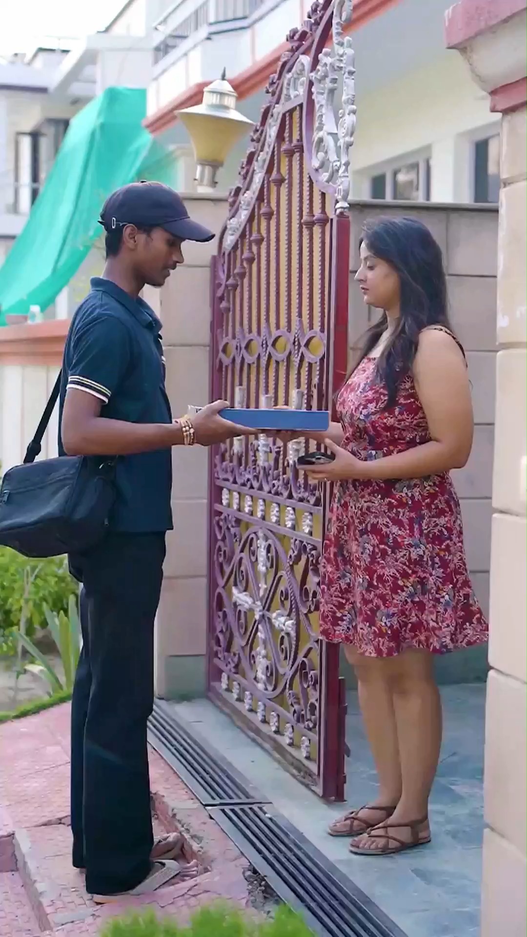 নিজেকে প্লাম্বার সেজে সে বাথরুমে একটি ক্যামেরা লাগিয়েছিল। | Awesh Raja ...