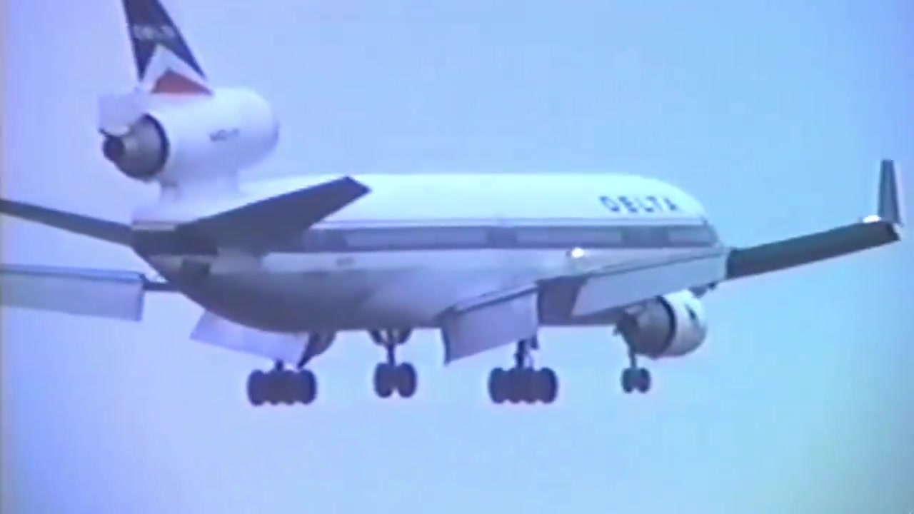 Delta Air Lines MD-11 Landing at Narita Airport by UniAirline (X