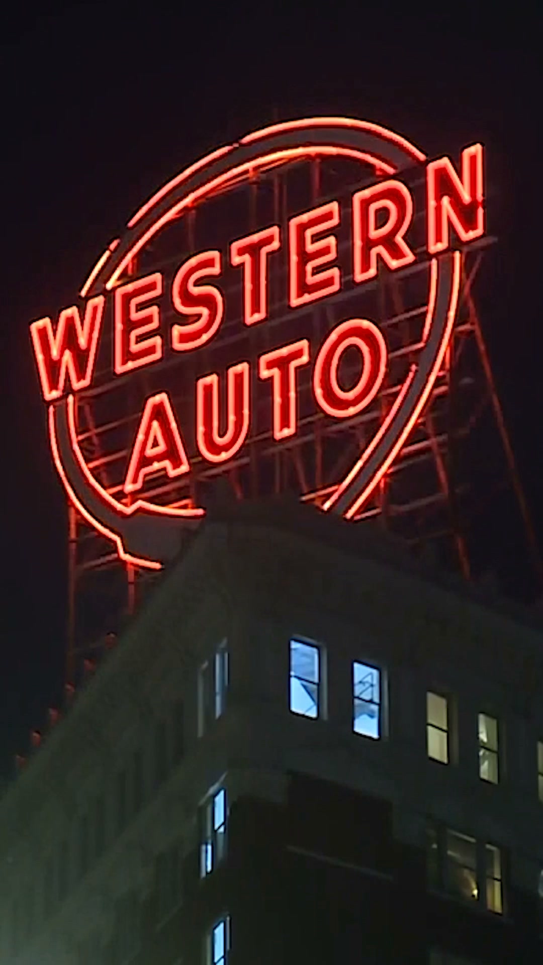 Lee KANSAS USA ライトアップ サイン 看板 This was the moment a Kansas City skyline icon came back to life