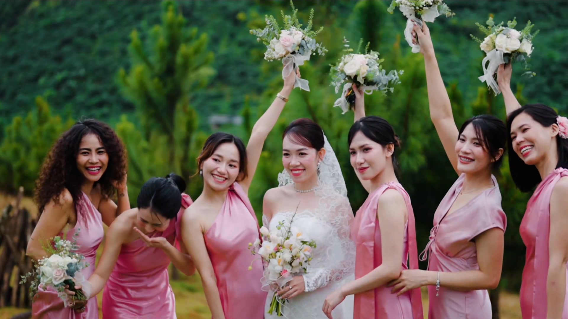 Người bạn thân bị hốt vô làm thông dịch cabin đám cưới ở clip trước của ...