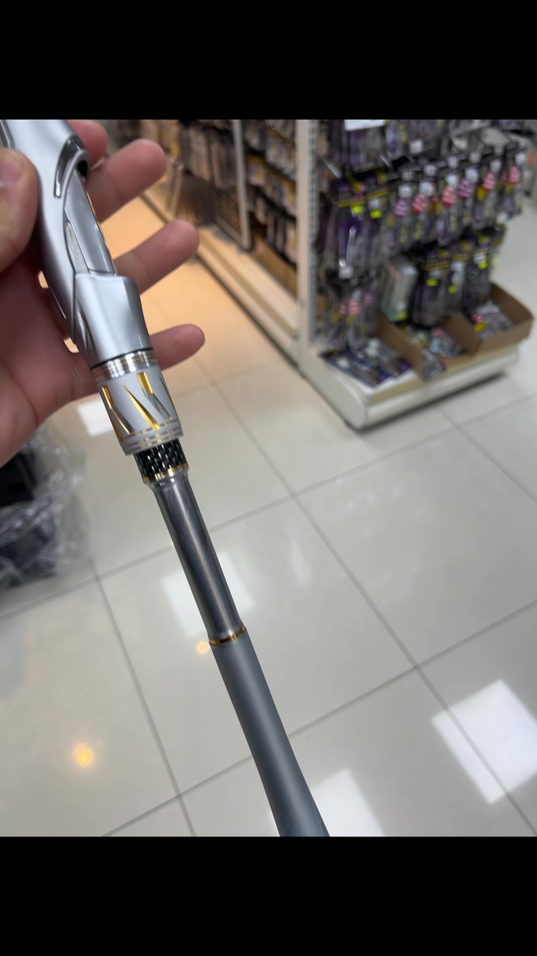 DAIWA帥氣的銀狼王牙到貨啦～ 喜歡的捧油歡迎來店選購呦👑👑 #漁拓忠孝