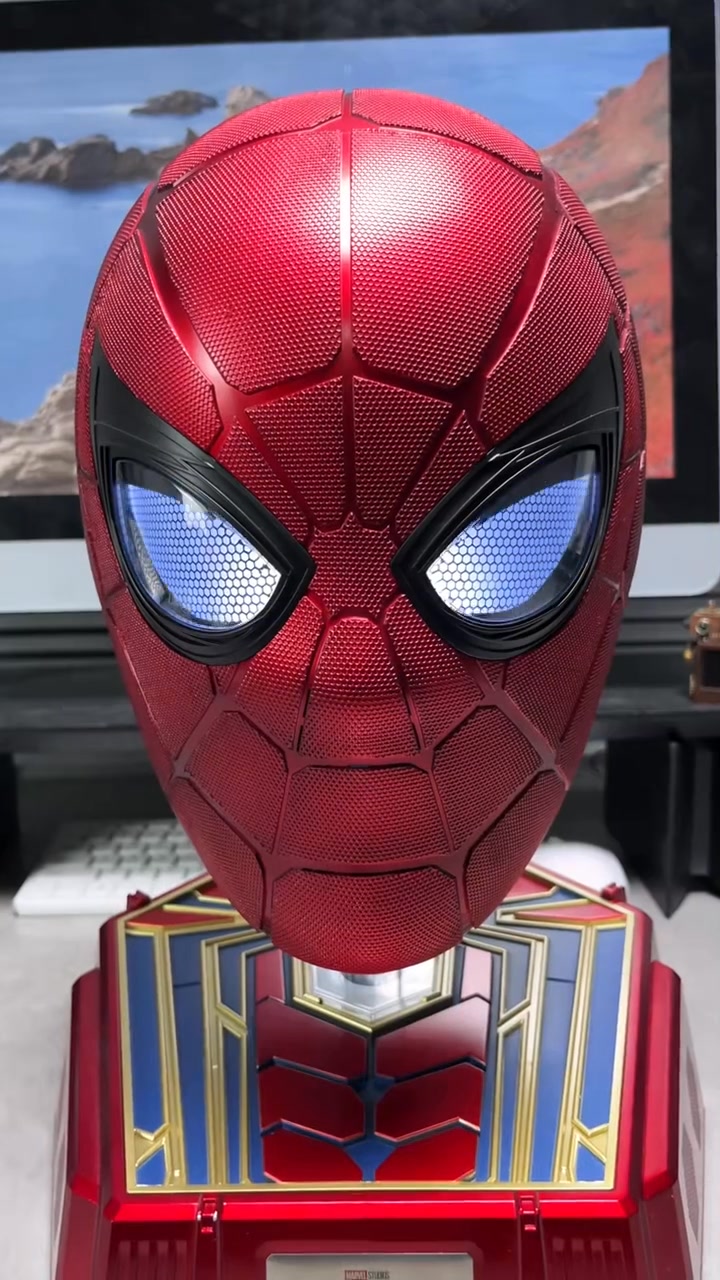 Marvel 1: 1 Collectible Iron Spider Wearable Helmet | GIGadgets