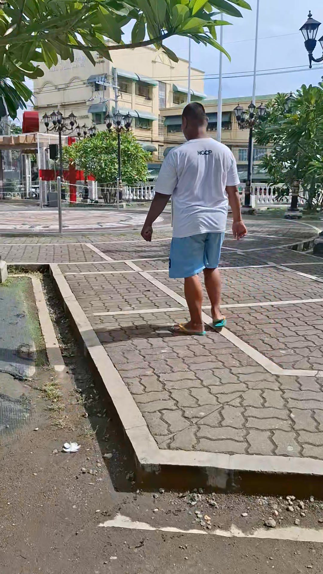 Kunyari pa si talop.. Kunyare hjndi nya ako nakikita .. Bati na ulit ...
