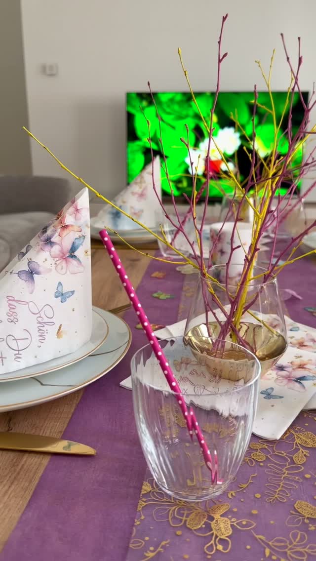 🦋 Tischdeko wie ein Sommermorgen! 🌸✨Schmetterlinge, Aquarellfarben und ein Hauch Gold – so sieht ein Tisch aus, der einfach gute Laune macht! Ob Geburtstag, Muttertag, Sommerbrunch oder ein festliches