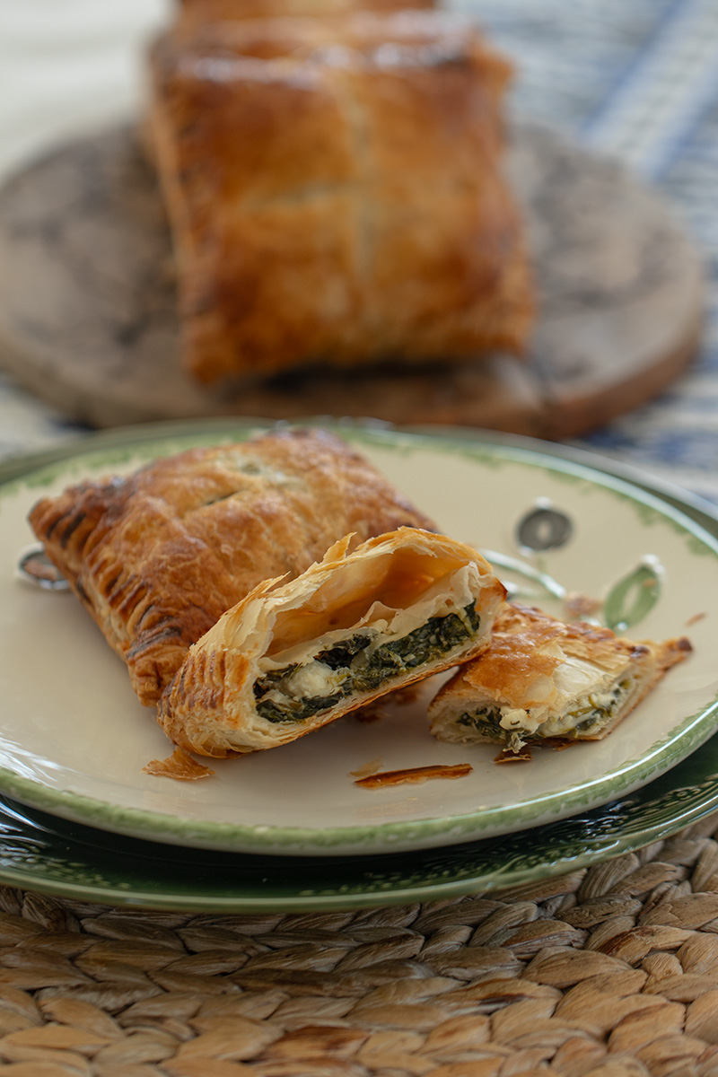 These Spinach and Feta Puff Pastry Puffs are everything we love about ...