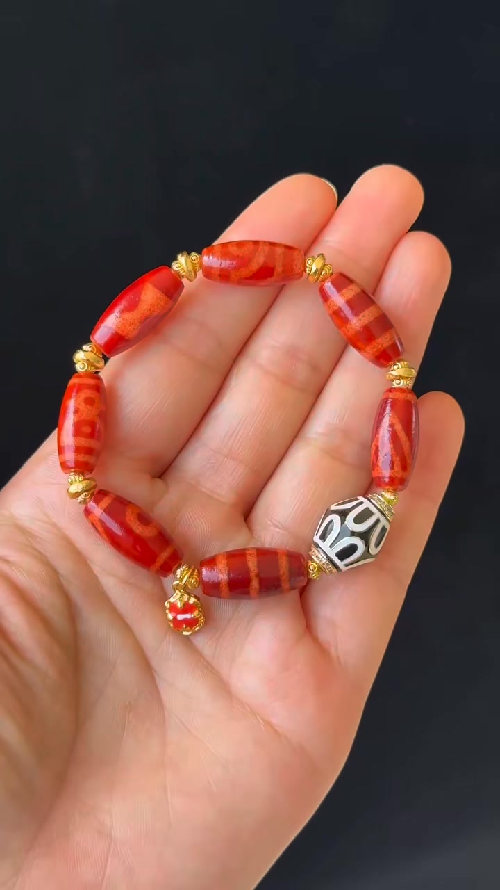 收藏臻品至纯地门二眼天珠色泽分明，品质上乘，这类天珠值得收藏宝瓶天