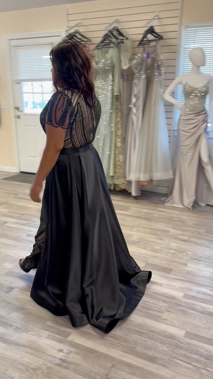 formal dresses in lafayette Confeccionado en un exquisito bordado negro con canutillo, que aporta un brillo elegante y sofisticado. Manga corta en transparencia, escote en V al frente y recto en la espalda, y una espectacular __color_champagne:s13175_champagne