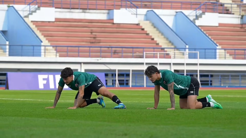 ฟุตบอลทีมชาติไทย. . #บรรยากาศ ฟุตบอลชายทีมชาติไทย🇹🇭 ลงฝึกซ้อมครั้งแรกที่อินโดฯ เตรียมสู้ศึก 𝗙𝗜𝗙𝗔 𝗔𝗦𝗘𝗔𝗡 𝗖𝗨𝗣 𝟮𝟬𝟮𝟲 โปรแกรมการแข่งขันของทีมชาติไทย ในรายการ FIFA ASEAN CUP 2026 รอบแบ่งกลุ่ม มีดังนี้ #Matchday1 🇵🇰 ปากีสถาน พบ ไทย 🇹🇭 🗓 วันที่ 26 กันยา