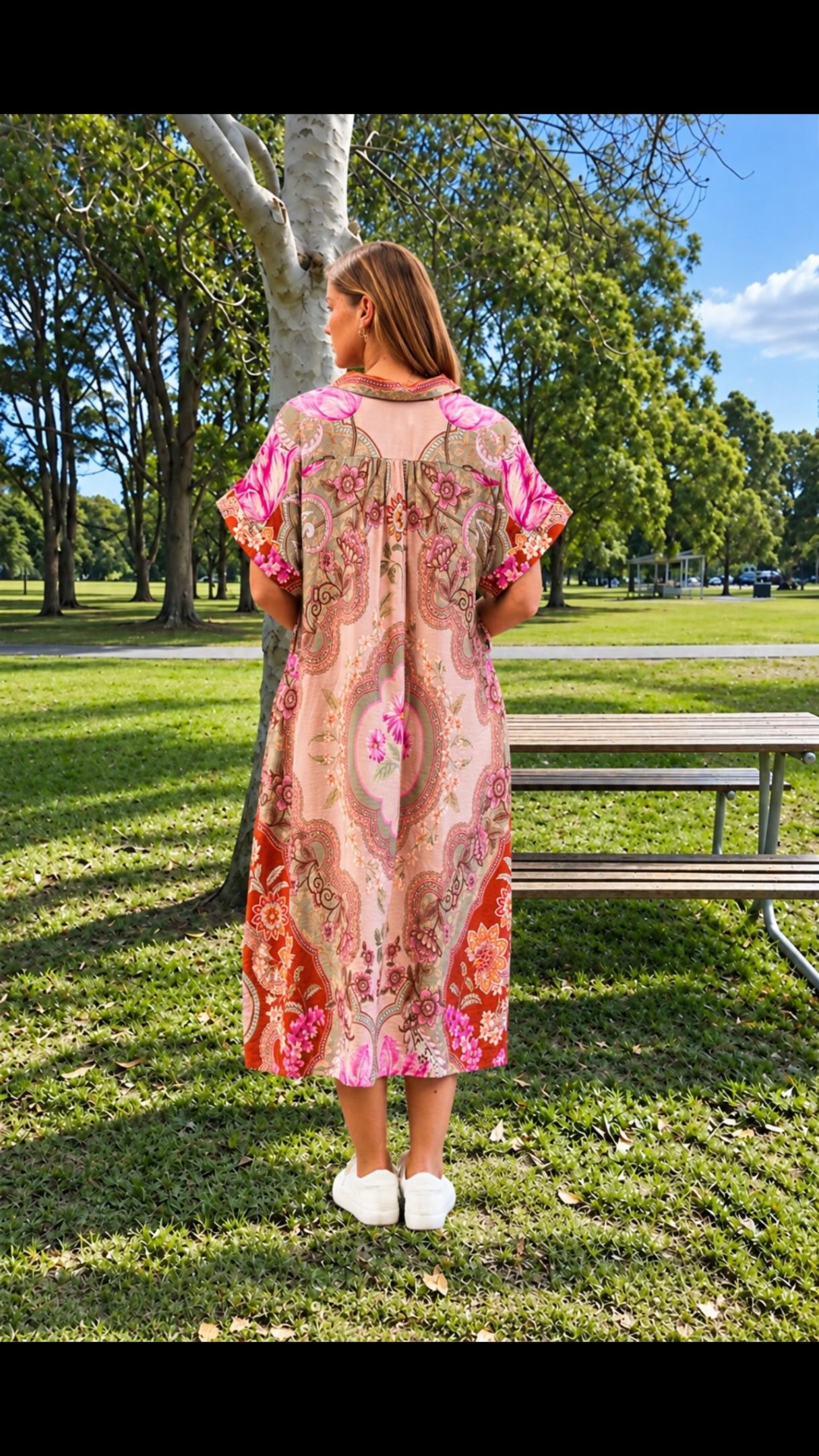 C26192521 : FIONN MIDI DRESS COLOUR: HERITAGE FLORAL, PACK QTY:8(2XS, 2XM. 2xL,2.XL), FABRIC :RAYON 90% LINEN 10%, DESCRIPTION:, - Collar neck midi dress, - Button-tab cuffed short sleeves,