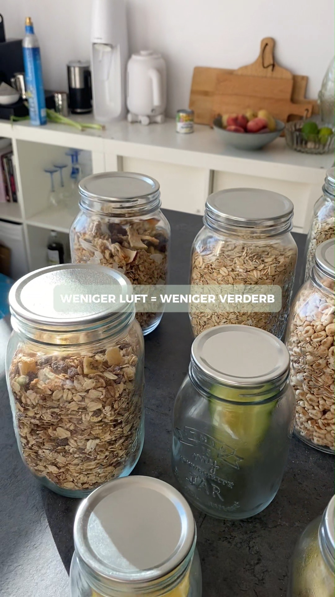 FreshGuard funktioniert, indem es Sauerstoff aus Glasbehältern entfernt., Dadurch entsteht ein Vakuum, das Oxidation verlangsamt und dafür sorgt, dass Struktur, Nährstoffe und Frische länger erhalten