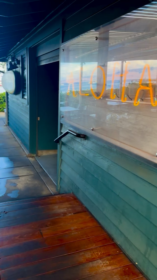 Happy Aloha Friday 💙 💫Ocean views, island breezes, ono food, and