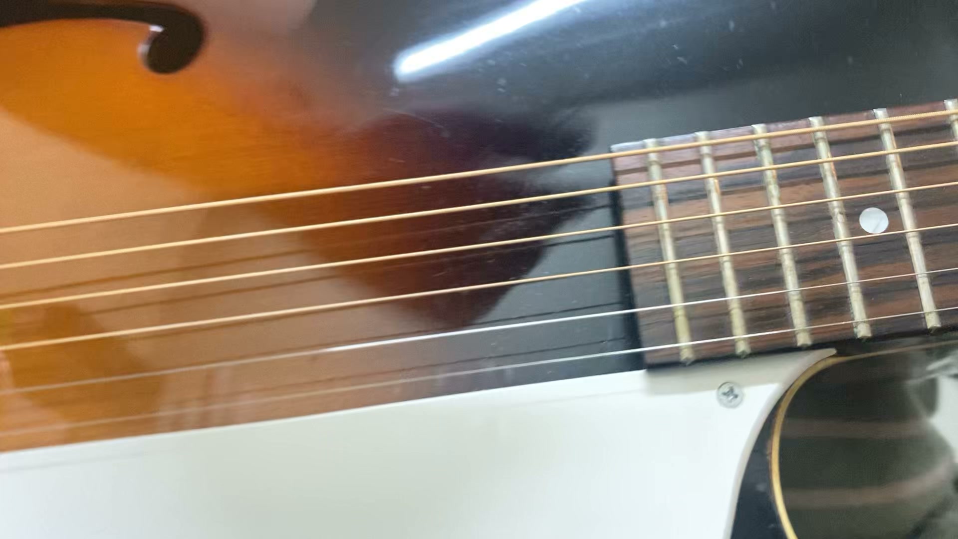 GuyatoneのSG-58(1975～78年)です。 ES-175のコピーモデルで珍しい
