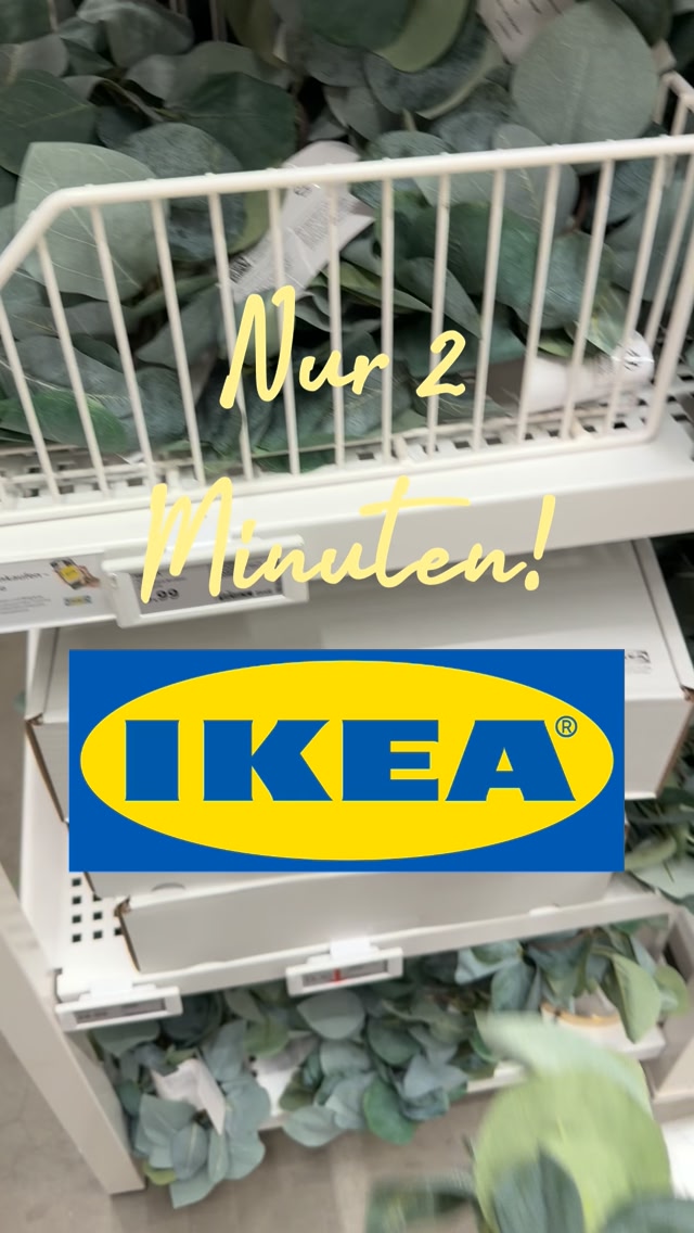Manchmal braucht gute Deko wirklich nur zwei Minuten., Ich habe die SMYCKA Eukalyptus-Girlande von IKEA einfach in eine Schale gelegt, eine Lichterkette dazwischen verteilt, ein großes Windlicht mit