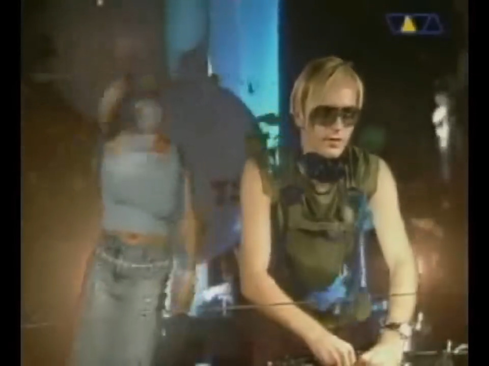 A legendary moment: Sven Väth performing a vinyl set at the 2000